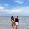 8 Foto Penampilan Fuji Saat Healing di Pantai, Cantiknya Nggak Ngebosenin!