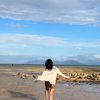 8 Foto Penampilan Fuji Saat Healing di Pantai, Cantiknya Nggak Ngebosenin!