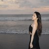 8 Foto Eca Aura saat Main di Pantai, Cakep Banget Kenakan OOTD Serba Hitam