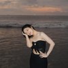 8 Foto Eca Aura saat Main di Pantai, Cakep Banget Kenakan OOTD Serba Hitam