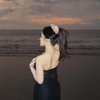 8 Foto Eca Aura saat Main di Pantai, Cakep Banget Kenakan OOTD Serba Hitam