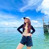 Deretan Foto Happy Asmara Saat Liburan ke Pantai, Emang Hobi Hunting Pantai-Pantai Indah di Indonesia