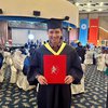 8 Foto Chand Kelvin Akhirnya Wisuda S2 di Malaysia, Setia Didampingi Istri dan Mertua