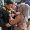 8 Foto Chand Kelvin Akhirnya Wisuda S2 di Malaysia, Setia Didampingi Istri dan Mertua