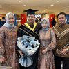 8 Foto Chand Kelvin Akhirnya Wisuda S2 di Malaysia, Setia Didampingi Istri dan Mertua