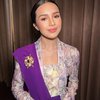 Pesona Beby Tsabina dalam Balutan Kebaya Kutubaru, Pancarkan Vibes Istri Pejabat yang Berwibawa Banget!