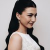 10 Foto Detail Gaun Pernikahan Cassandra Lee, Simpel Tapi Elegan dengan Ornamen Bunga dan Pita Besar