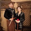 Pemotretan Keluarga Jessica Iskandar dan Vincent Verhaag dengan Adat Jawa, Cakep Semua!