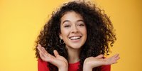 6 Tips Merawat Rambut Curly, Terlihat Makin Indah dan Mudah Diatur Lho!