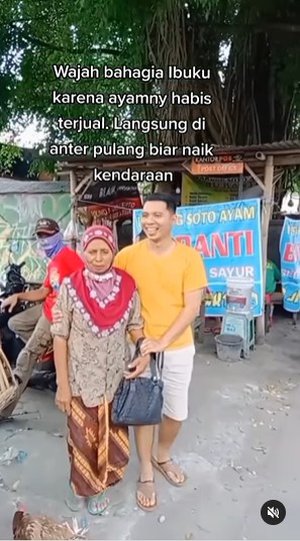 Bikin Terharu Dan Bangga Pilot Ini Tak Malu Bantu Ibu Jualan Ayam Saat Pulang Kampung Boombastis 0313