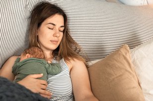 Agar Lebih Pulas, Ini 3 Posisi Tidur Terbaik untuk Moms Setelah Melahirkan