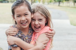 9 Manfaat Memiliki Sahabat Dekat Sejak Kecil di Masa Tumbuh Kembang Anak