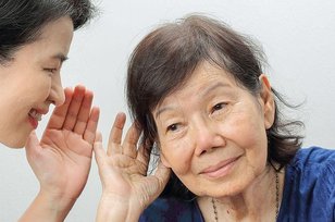 Gak Usah Emosi, Ini 4 Tips Mudah Berbicara dengan Lansia yang Kurang Pendengaran