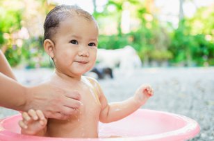 Mandi Air Dingin Ternyata Punya Banyak Manfaat dan Bagus untuk Bayi