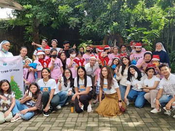 Bukan Party Mewah dan Glamour, Wulan Guritno Ikut Rayakan Natal Bareng Anak-Anak dari Yayasan Sosial