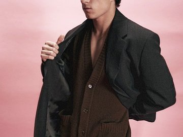 7 Potret Tom Holland Jadi Model Brand Fashion Prada, Tampil Kece dengan Pamer Badan Kekar