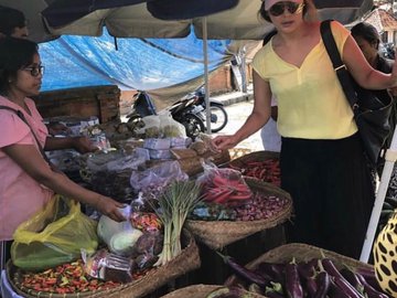 Potret Tamara Blezynski Belanja ke Pasar Tradisional, Bantu Usaha Kecil di Sekitarnya 