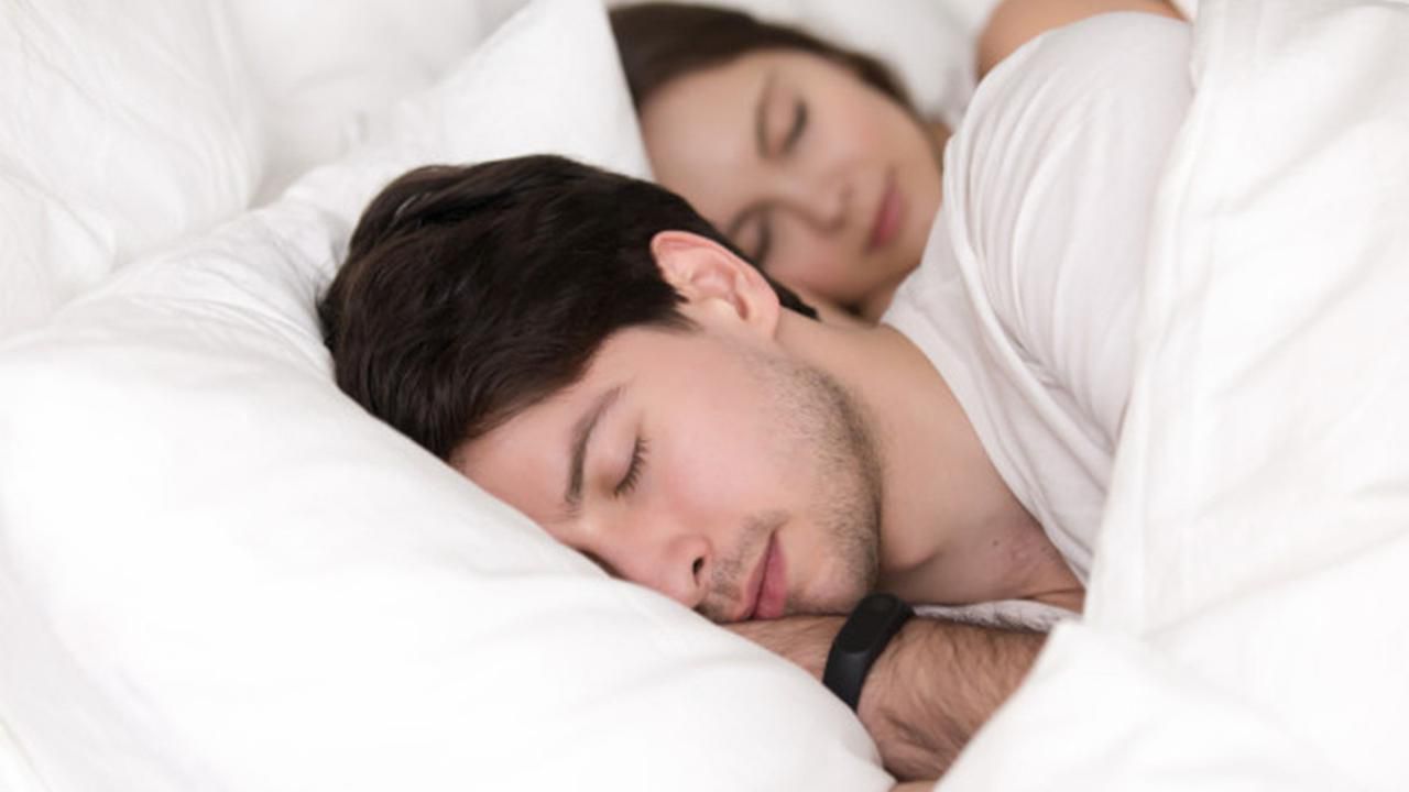 ilustrasi tidur dengan pasangan