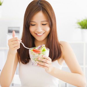 Ilustrasi Perempuan Diet