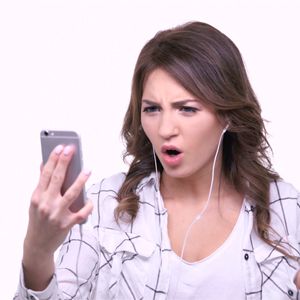 Ilustrasi perempuan marah di hape hp telepon
