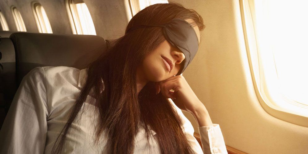 Ilustrasi Tertidur Selama Penerbangan Pesawat