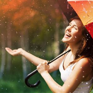 Ilustrasi Hujan dan Wanita Bahagia