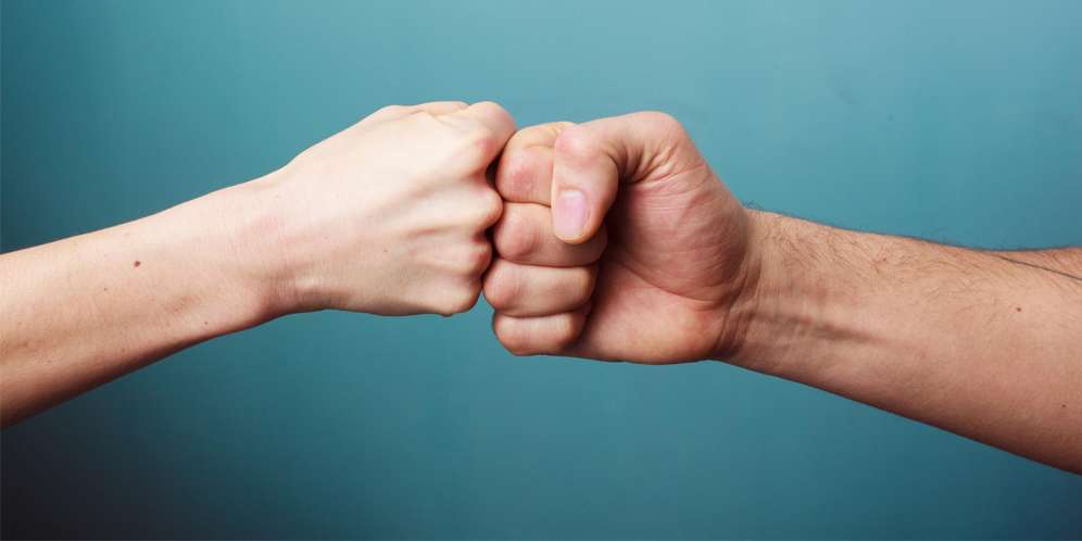 Ilustrasi fist bump