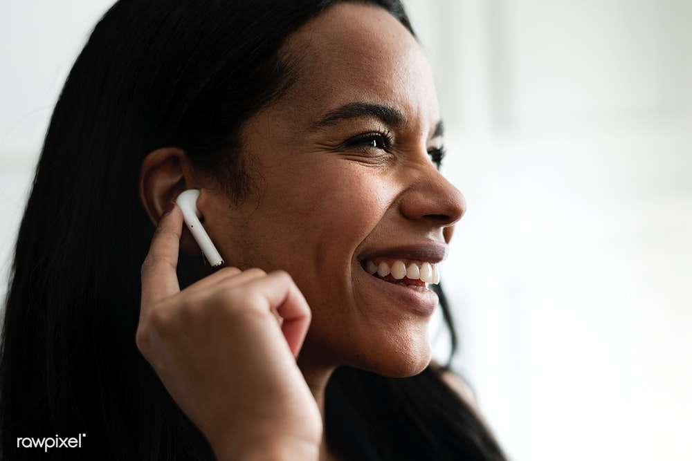 ilustrasi wanita dengan earbud