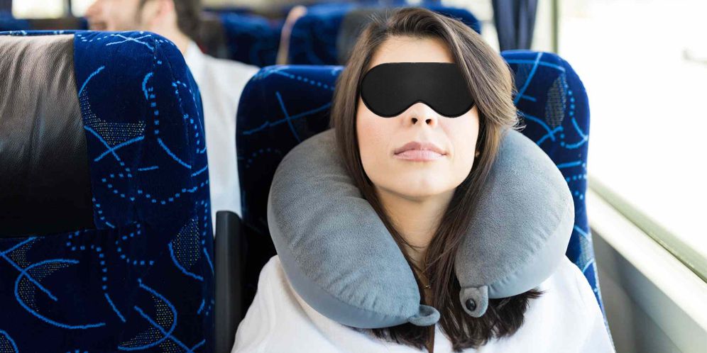 Ilustrasi perempuan tidur dengan eye cover