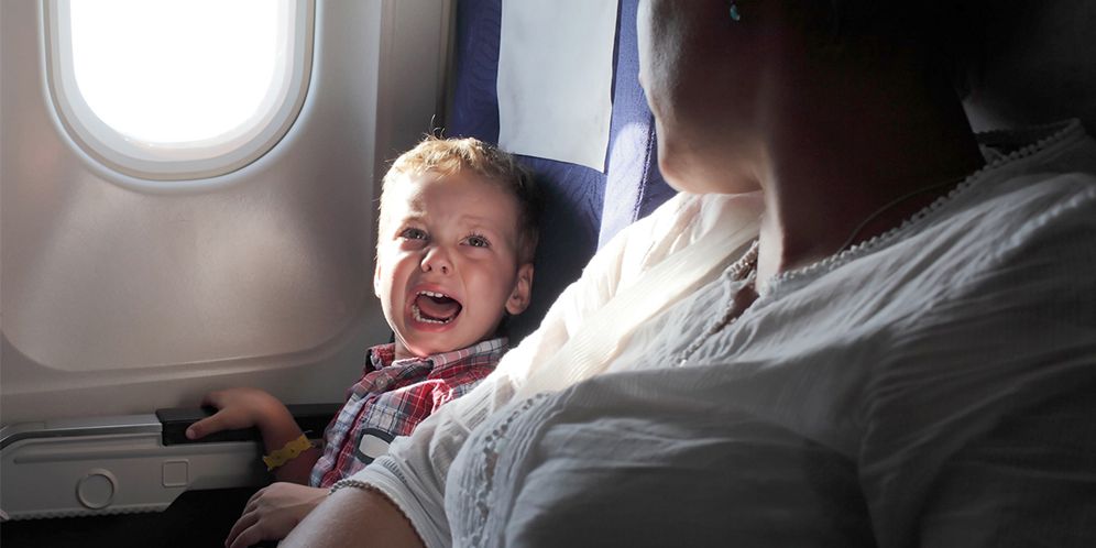 Ilustrasi anak menangis di pesawat