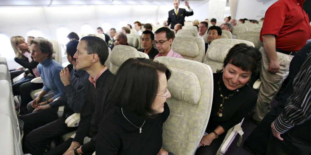 Ilustrasi penumpang ngobrol di pesawat