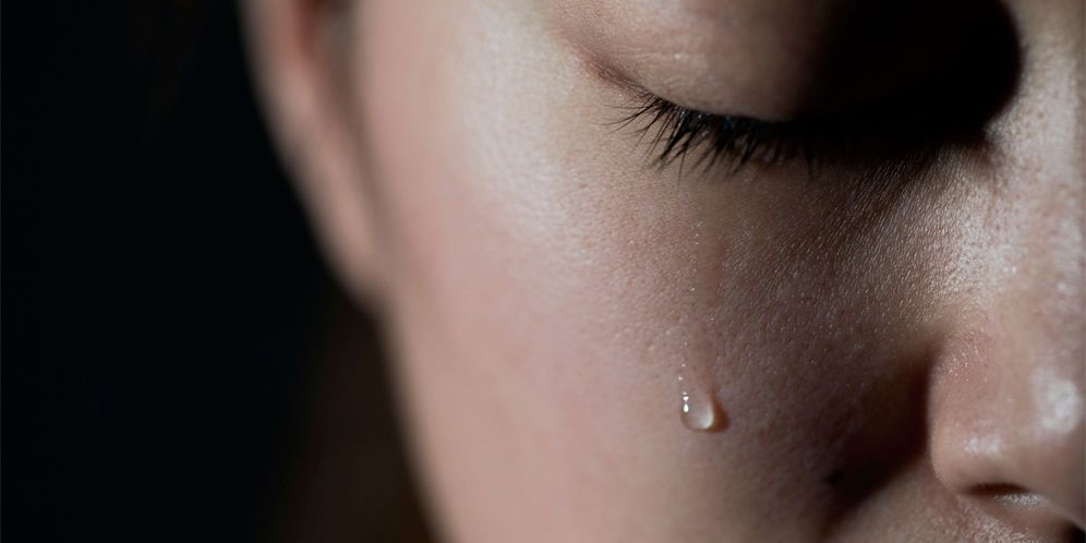 Ilustrasi perempuan menangis