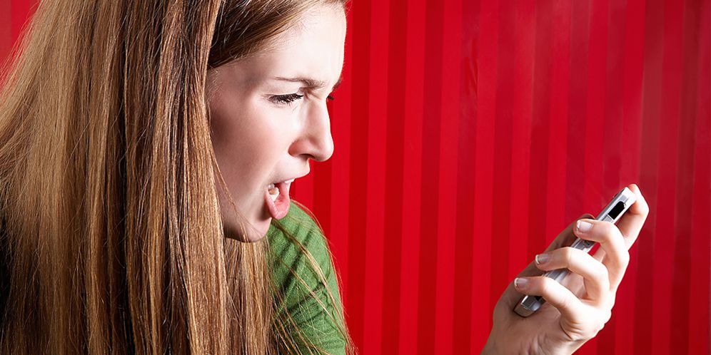 Ilustrasi perempuan marah melihat handphone