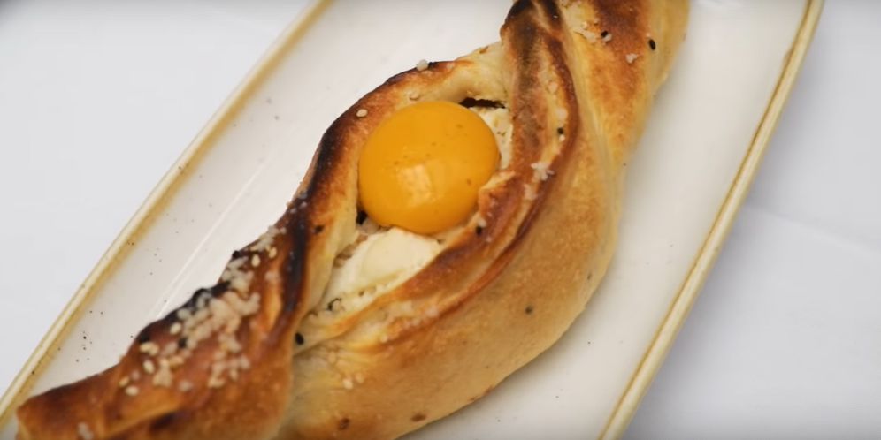 Ilustrasi makanan dengan topping kuning telur