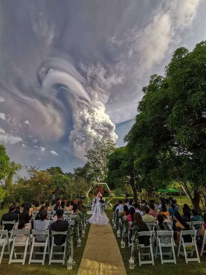 Pernikahan saat Gunung Meletus