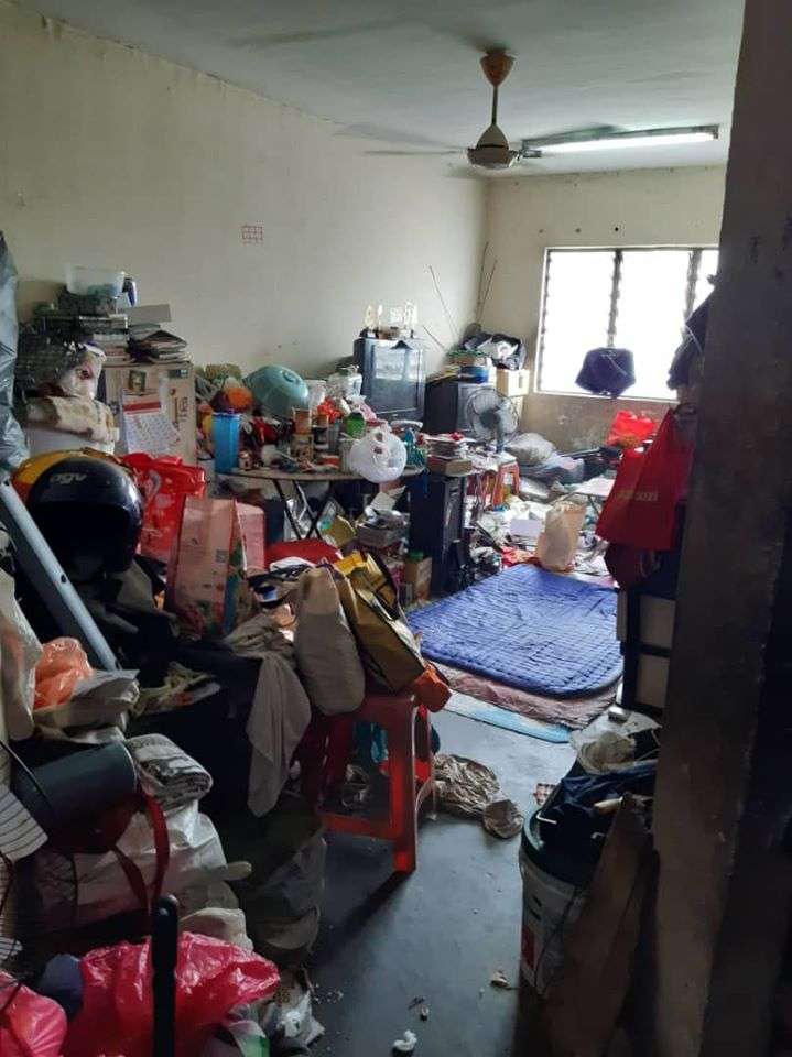 Rumah Penuh Sampah