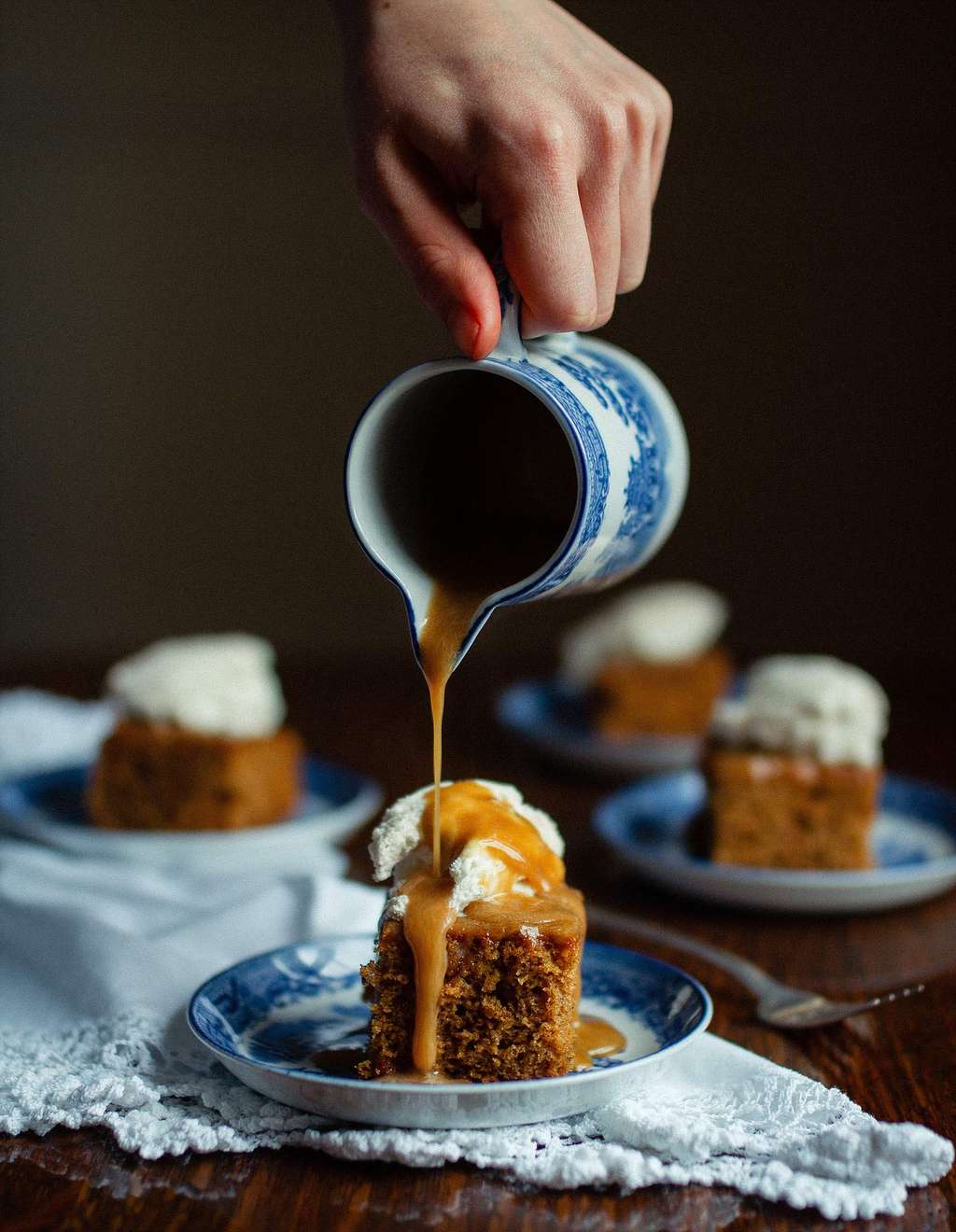 Ilustrasi sticky toffee pudding