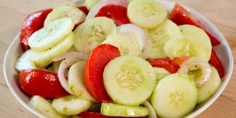 Ilustrasi salad tomat dan timun