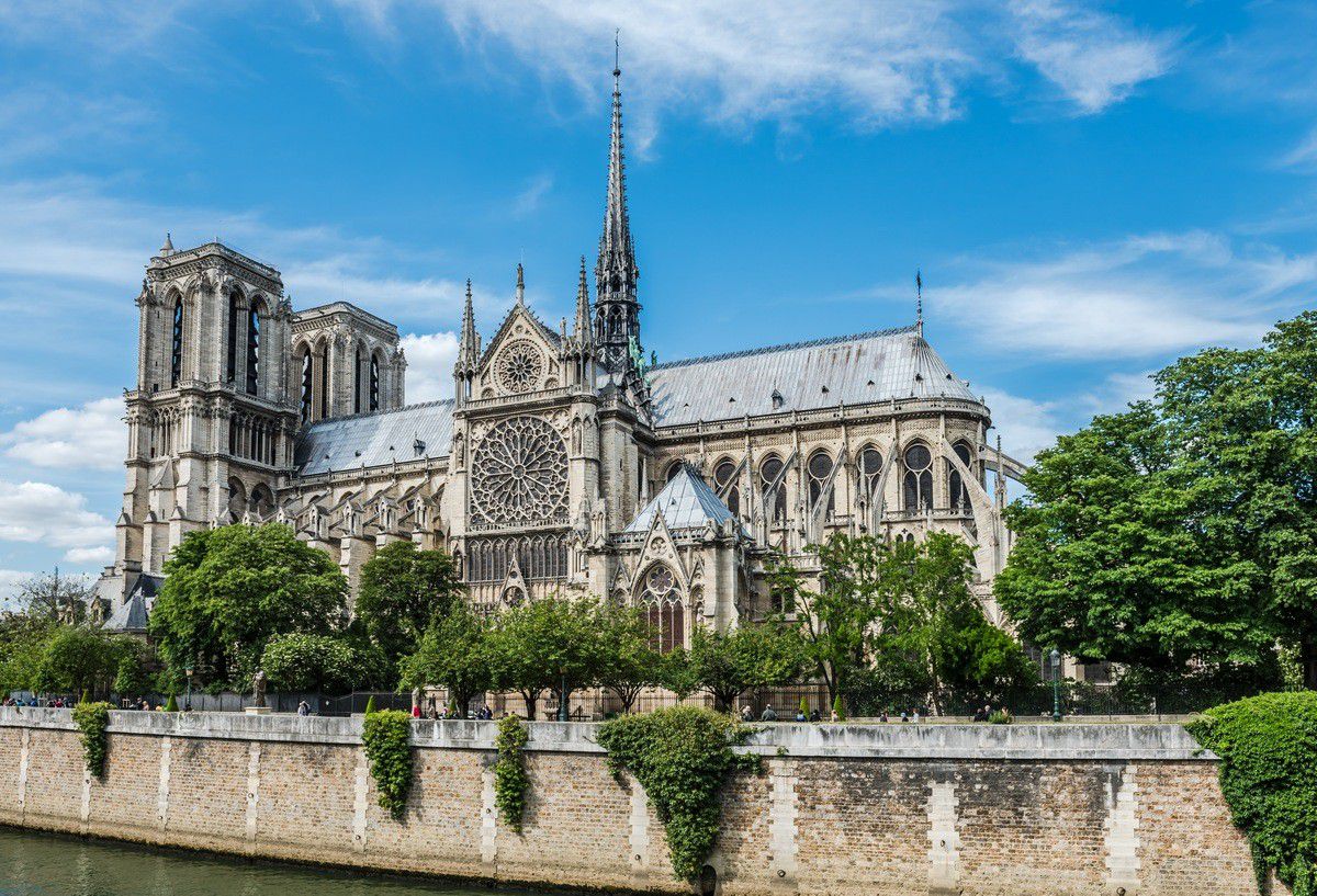 Ilustrasi Katedral Notre Dame - Paris