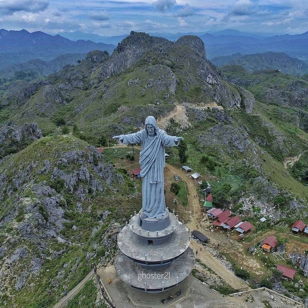 Patung Yesus Tana Toraja