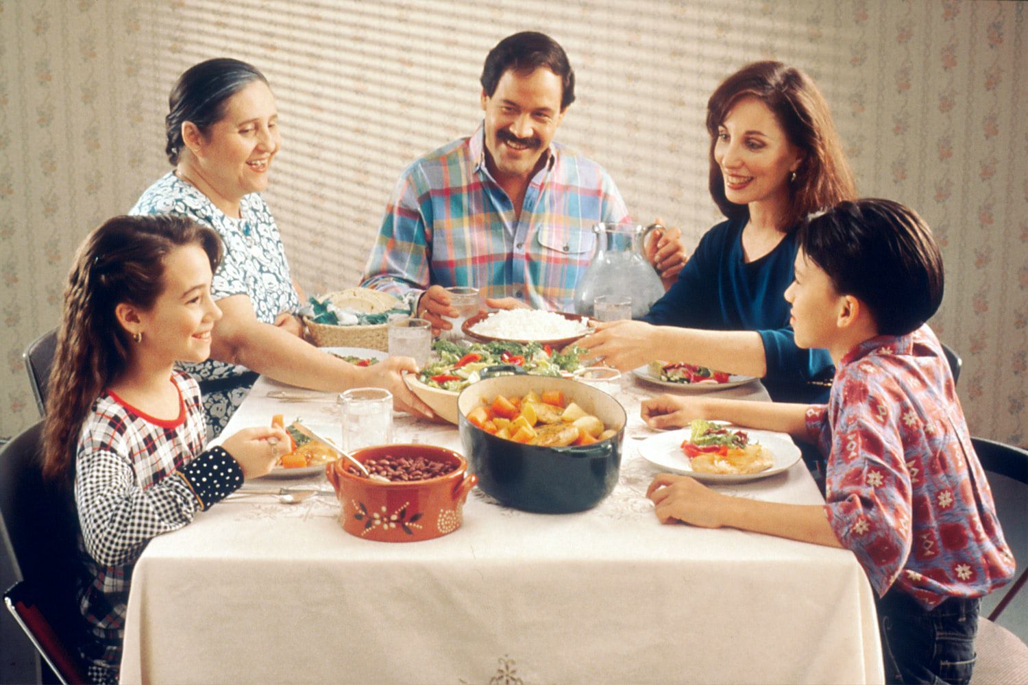 Ilustrasi Keluarga Makan