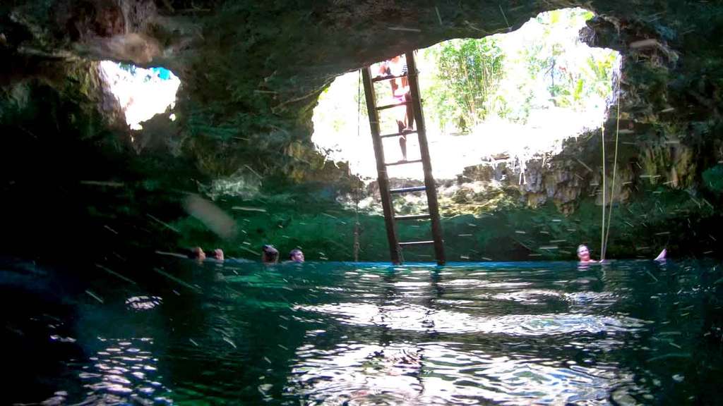 Gua Bawah Air Cenote Calavera Mexico