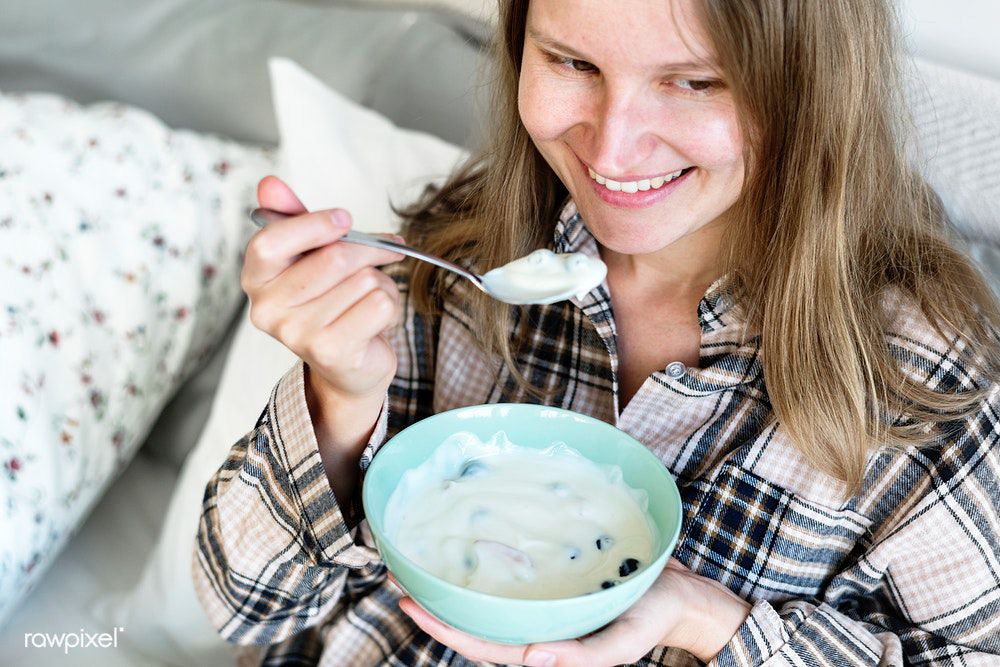 Ilustrasi Wanita Makan Yoghurt
