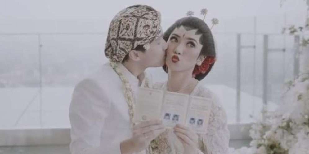 Isyana dan Rayhan Pamer Buku Nikah