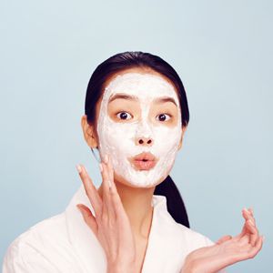 Ilustrasi Wanita Memakai Masker Kecantikan
