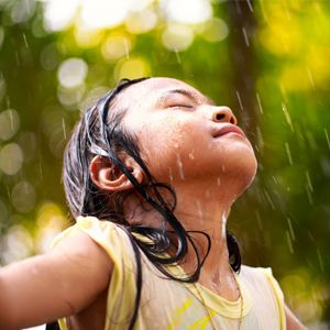 Anak Bermain Hujan