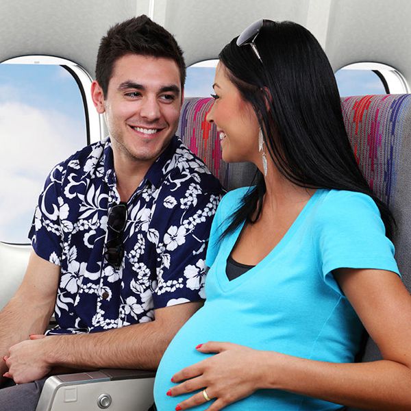 ilustrasi ibu hamil dalam pesawat