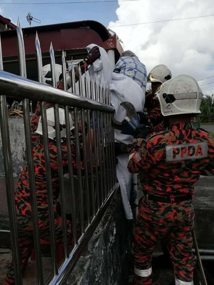 Kaki Nenek Tersangkut