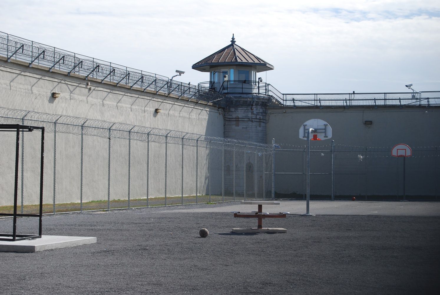 Ilustrasi Penjara Kosong