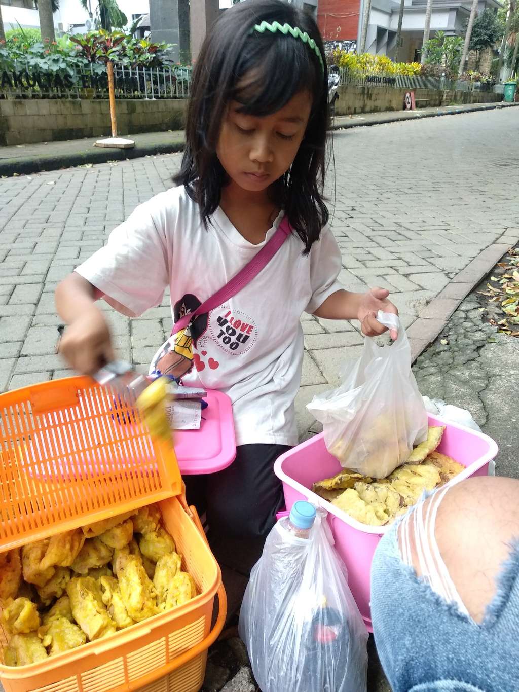 Ajeng Bocah Penjual Gorengan